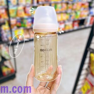 Bình sữa Moyuum 270ml được làm từ chất liệu nhựa PP cao cấp, an toàn cho sức khỏe của bé