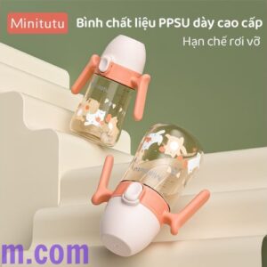 Bình sữa Minitutu được trang bị tay cầm tiện lợi, giúp bé dễ dàng nắm và cầm bình một cách thoải mái