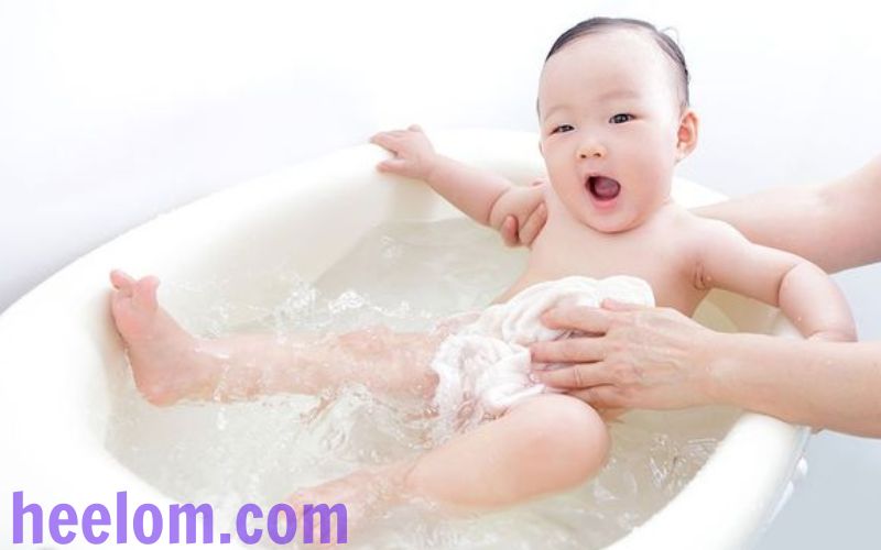 cần phải tắm cho bé bằng nước ấm và sử dụng sản phẩm tắm dịu nhẹ